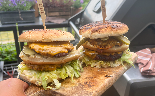 Big Mac-inspireret Sommerburger lavet på gasgrill