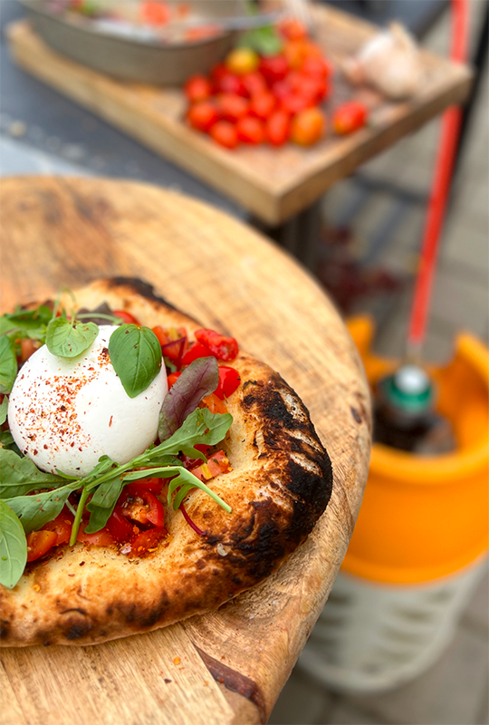 Pizza med stegt hvidløg, friske tomater og burrata