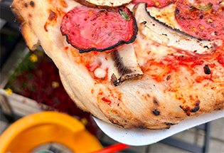 Pizza med salami og portobellosvampe
